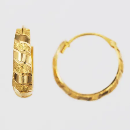 Ett par örhängen, creoler, Ø 22 mm, bredd: 4 - 6 mm, 22K guld. Vikt: 4 g