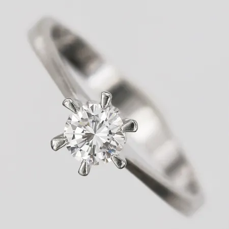 Ring med briljantslipad diamant 0,35ct enligt gravyr, "Stjärnringen", Hans Strömdahl, Stockholm, stl: 16½, bredd: 1 - 7 mm, 18K vitguld. Vikt: 2,2 g