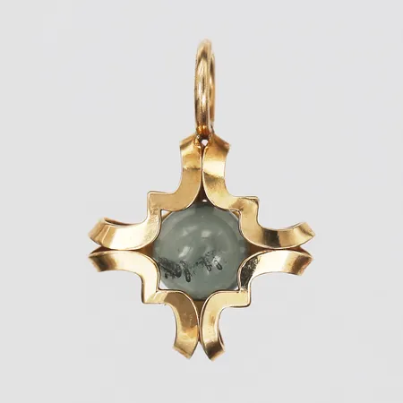 Hänge med grön sten, höjd inkl. ögla: 17 mm, bredd: 12 mm, 18K guld. Vikt: 0,7 g