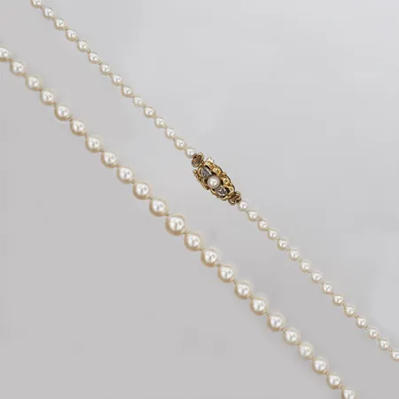 Pärlcollier med odlade saltvattenpärlor Akoya, lås i 18K med pärla samt rosenstenar, doserat, längd: 48 cm, Ø 3,5 - 7 mm. Vikt: 0 g