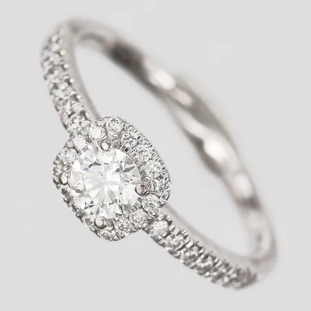Ring med diamanter, totalt 0,48ctv enligt gravyr, mittsten m.fl. indikerar på syntet,  GHA, stl: 16½, bredd: 2 - 7 mm, 18K vitguld. Vikt: 3 g