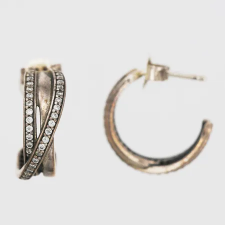 Ett par örhängen med vita stenar, höjd: 16 mm, bredd: 6 mm, 925/1000 silver. Vikt: 3,8 g
