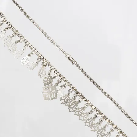 Collier, längd: 48 cm, bredd: 4 - 35 mm, saknar stämplar, silver. Vikt: 36,4 g