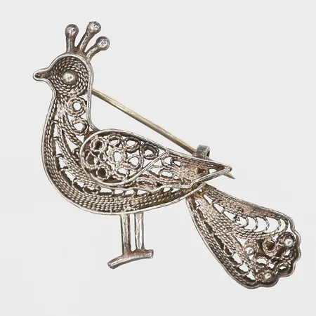 Brosch i form av en påfågel, höjd: 31 mm, bredd: 40 mm, 925/1000 silver. Vikt: 3,4 g