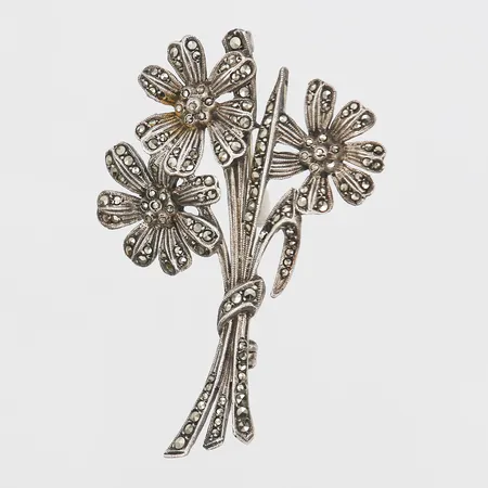 Brosch i form av en bukett med markasiter, höjd: 54 mm, bredd: 37 mm, sten saknas, 830/1000 silver. Vikt: 9,3 g