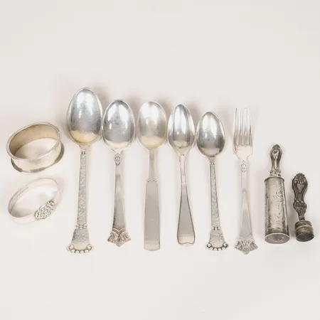 Diverse silver, bl.a fem skedar, en gaffel, två servettskedar, gravyr, slitage, defekt, silver. Vikt: 222,2 g