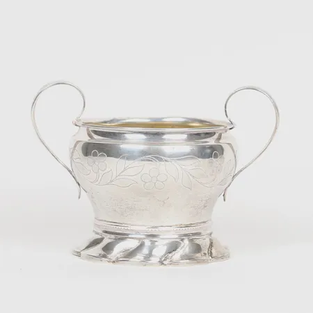 Skål med hänklar samt organisk snidad dekor, A. U. Wahlberg, Gävle år 1915,  höjd: 11 cm, Ø ca 11 cm, slitage, bucklor, silver.  Vikt: 240,4 g