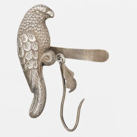 Slipsklämma, dekor av falk, G. A. Carlsson Arca Guld, Stockholm, höjd: 65 mm, bredd: 48 mm, silver. Vikt: 7,9 g