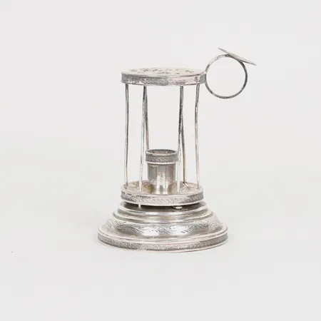 Ljusstake, justerbar, 1900-talets första hälft, höjd: 11,5 cm, Ø 4,5 - 7,5 cm, slitage, monogramgravyr, bucklor, danska stämplar, silver. Vikt: 101,8 g