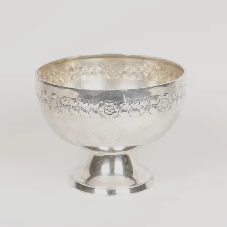 Skål på fot, dekor av blommor och blad i relief, GAB, Stockholm år 1914, höjd: 16 cm, Ø 12 - 20,5 cm, slitage, silver. Vikt: 499,6 g
