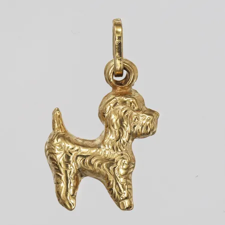 Hänge i form av en hund, höjd inkl. ögla: 21 mm, bredd: 13 mm, 18K guld. Vikt: 1,4 g