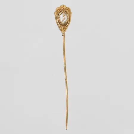Slipsnål med flodpärla, längd: 55 mm, bredd: 1 - 8 mm, 18K guld. Vikt: 0,8 g