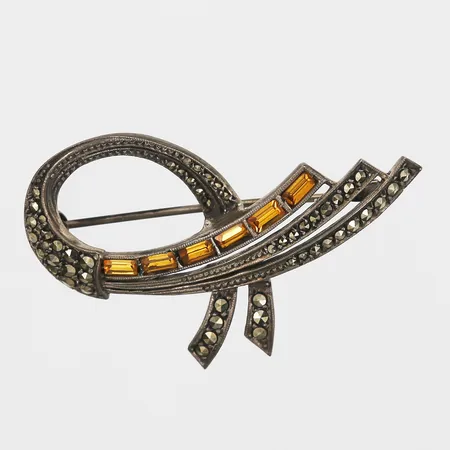 Brosch med orangea stenar samt markasiter, höjd: 27 mm, bredd: 46 mm, silver. Vikt: 6,8 g