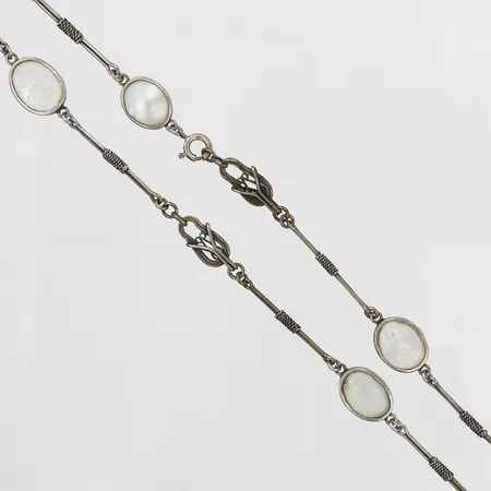 Collier med detaljer i pärlemor, längd: 42 cm, bredd: 2 - 12 mm, slitage, stål och silver. Vikt: 15 g