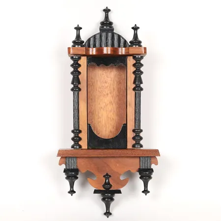 Väggskåp för fickur, nyrenässansstil, omkring år 1900, höjd: ca 29 cm, bredd: ca 13,5 cm, snidat samt bemålat trä och glas. Skickas med paket.