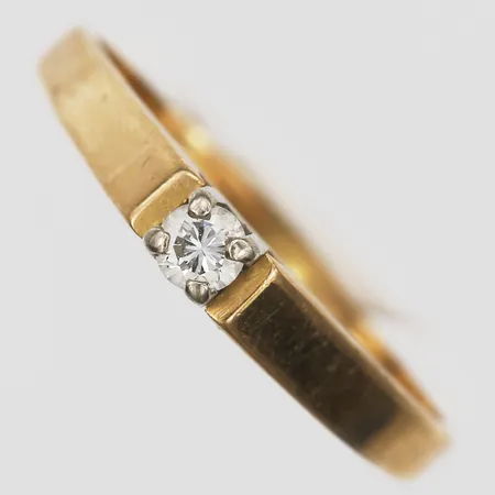 Ring med diamant 0,12ct enligt gravyr, stl 17½, bredd 2-3mm, 18K  Vikt: 2,7 g