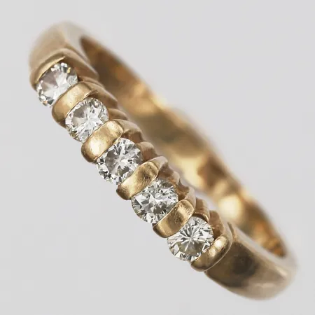 Ring med diamanter 5 x ca 0,07ct, stl 17¾, bredd 2-3mm, 14K  Vikt: 3,8 g