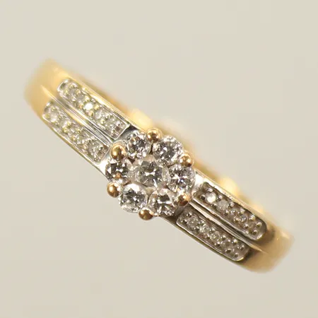 Ring med 27 diamanter 0,005-0,03ct, stl 17½, gravyr, 18K Vikt: 3,7 g