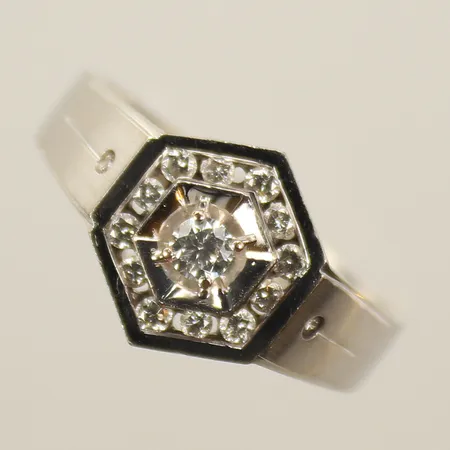 Ring med diamanter totalt ca 0,30ct, stl 20½, bredd 3-11mm, vitguld, 18K Vikt: 6,4 g