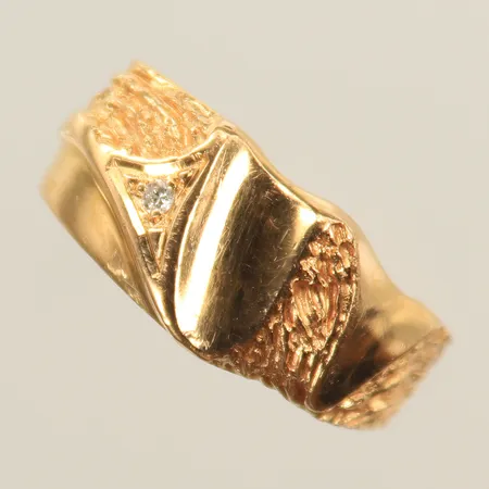 Klackring med diamant 0,01ct, stl 18½, bredd 2-9mm, 18K  Vikt: 5,5 g