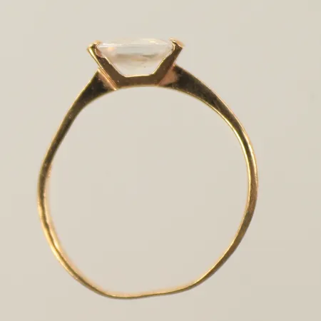 Ring med vit sten, defekt, 18K, bruttovikt 2,7g Vikt: 2,7 g