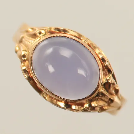 Ring med blå sten, stl 17½, bredd 2-9mm, 18K, bruttovikt 2,6g Vikt: 2,6 g