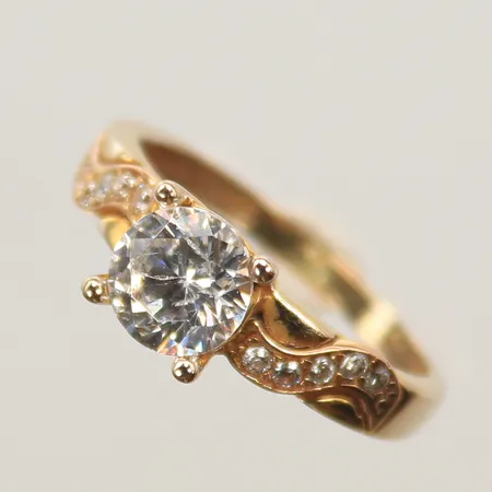 Ring med vita stenar, stl 17½, bredd 2-6mm, 18K, bruttovikt 3,3g Vikt: 3,3 g