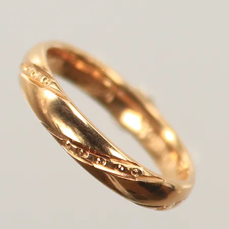 Ring med 3 diamanter totalt ca 0,03ct, stl 17, bredd ca 3,5mm, gravyr, 18K  Vikt: 3,7 g