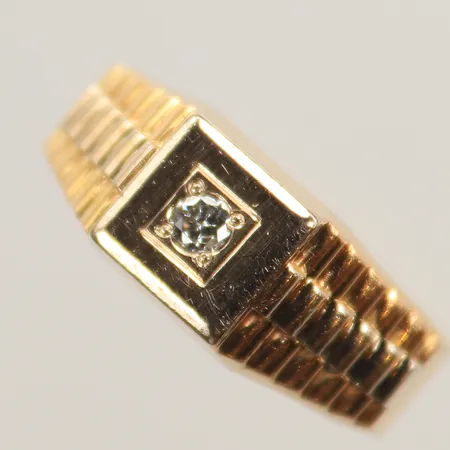 Klackring med diamant, 0,10ct, enligt gravyr, stl 19½, bredd 5mm, repig, 18K Vikt: 8 g