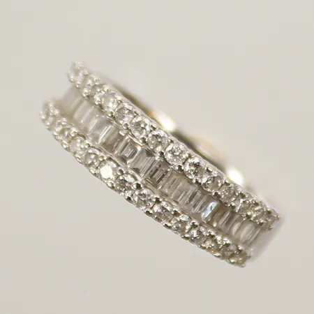 Ring med vita stenar, stl 17½, bredd 3-5mm, 14K Vikt: 3,8 g