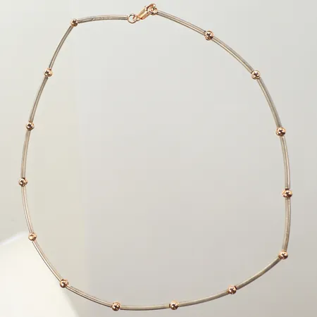 Halscollier med guldbollar, samt stavar i metall, 18K, bruttovikt 26,1g  