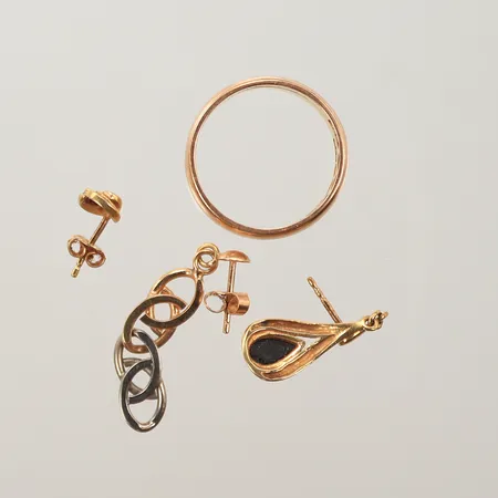 Ring, udda örhängen, gravyr, defekt, 18K Vikt: 9,6 g