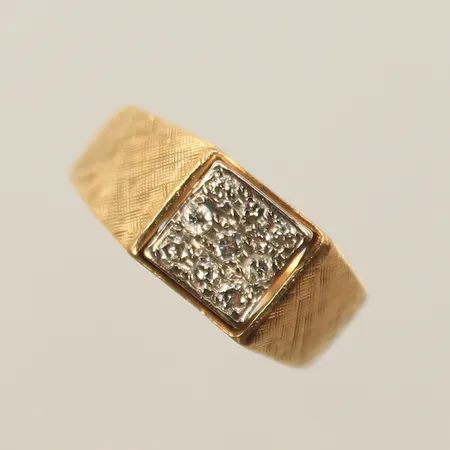 Klackring med diamanter, ca 0,09ct, stl 15¾, bredd 3-8mm, 18K, 5,8g 