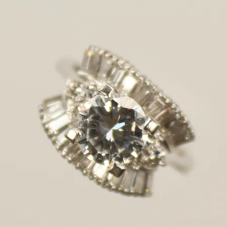 Ring med diamanter, stora diamanten ca 1,10ct  Si TCr samt mindre diamanter runt om, stl 15, bredd 3-11mm, platina, 950/1000, 7,2g Vikt: 7,2 g