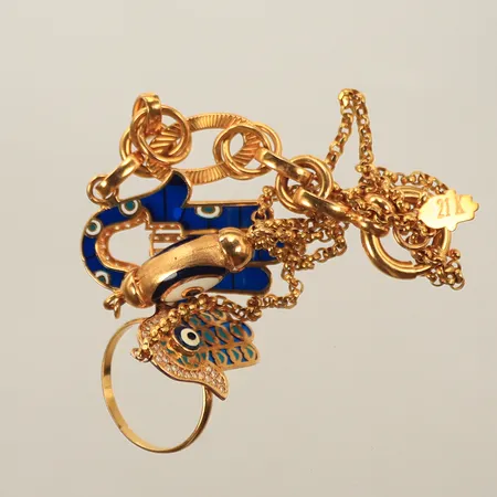 Handsmycke med blå emaljdetaljer och vita stenar, ringstorlek justerbar, armbandets längd 19cm, 21K, 20,2g 