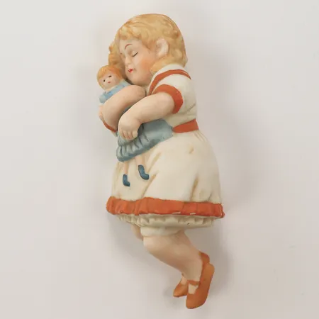Figurin, sovande barn, Jenny Nyström, 11cm, Kalmar Läns Museum  Vikt: 0 g