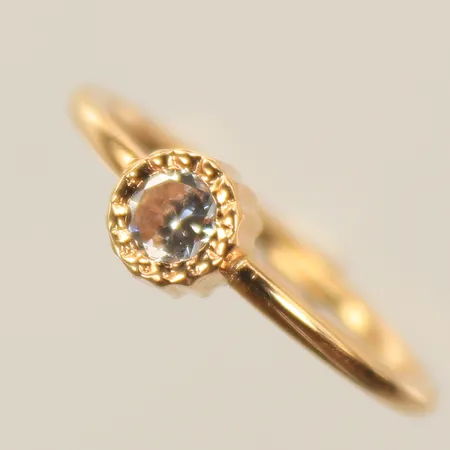 Ring med vit sten, stl 17, bredd 1,5-6mm, 18K, 0,8g 