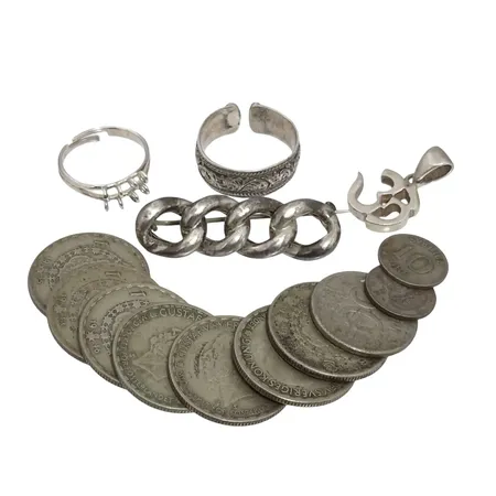 Diverse silversmycken & mynt 925-400/1000 (merparten av mynten 40%), bruksmärken  Vikt: 69,8 g