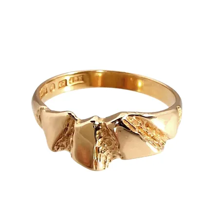 Ring, 18K guld, delvis strukturmönstrad, Gi-Pe Guld Ingvar Persson (GIPE), Ø16¾ mm, bredd 3-7 mm, fint skick Vikt: 2,7 g