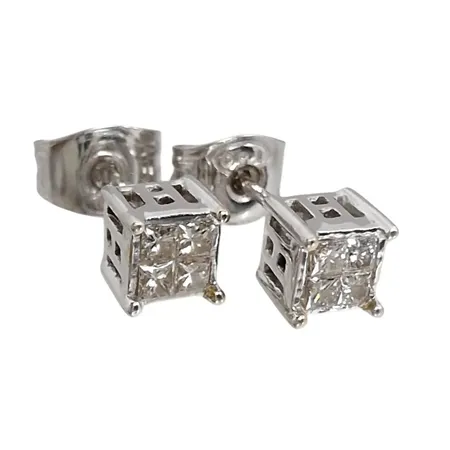 Diamantörhängen, 18K vitguld, Prinsesslipade Diamanter 8 x 0,04ct, örhängenas storlek 5x5 mm, originalploppar, fint skick Vikt: 2 g