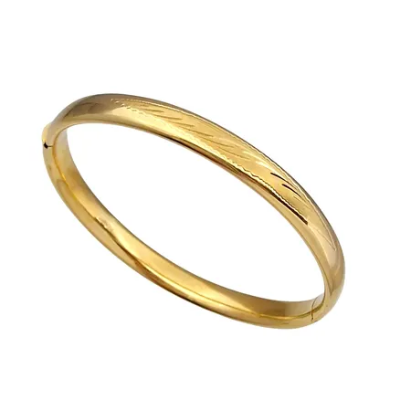 Armring, 18K guld, delvis mönstrad, oval form, öppningsbar, Italien, svensk kontrollstämpel, inre omkrets 17,0 cm, bredd 7 mm, fint skick Vikt: 13,2 g