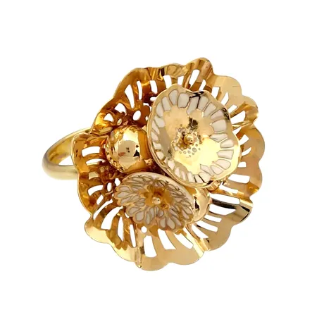 Ring, 18K guld, Italien, större front med dekor av blomma och blad, vit emalj, Ø ca 19¼ mm (justerbar skena), skenans bredd 2 - 3,5 mm, frontens diameter ca 28 mm Vikt: 8,7 g