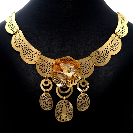 Collier, 18K guld, Italien, uppbyggd genombruten modell, större dekor i form av blomma och blad, vit emalj, längd 42,5 cm, bredd 4 mm / 14 mm / 18 mm / 57 mm / 72 mm, fint skick Vikt: 25,2 g