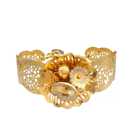 Armring, 18K guld, Italien, större dekor i form av blomma och blad, vit emalj, inre omkrets 16,0 - 18,5 cm (justerbar), bredd kedja 4 mm, bredd armring 11-30 mm, fint skick Vikt: 13 g