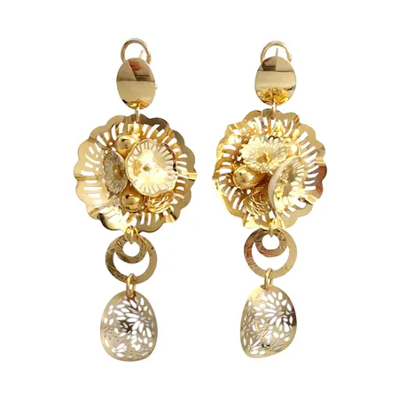Örhängen, 18K guld, större modell, dekor i form av blomma och blad, vit emalj, längd 78 mm, bredd 30 mm, fint skick Vikt: 16,1 g