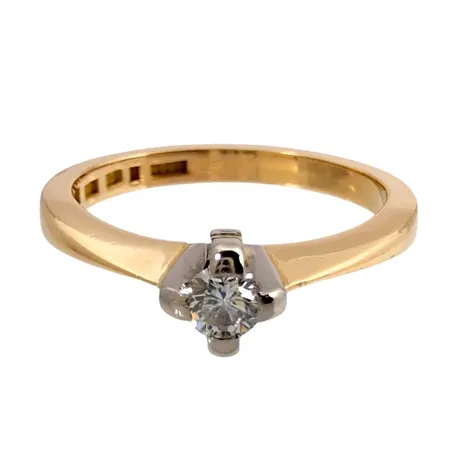 Diamantring, 18K guld, Diamant 0,15ct, infattad i vitguld, Guldsmed Björn Nilsson AB (GBON), Kristianstad, Ø mellan 16¾ och 17,0 mm, bredd 1,3 - 5 mm, fint skick Vikt: 3,7 g