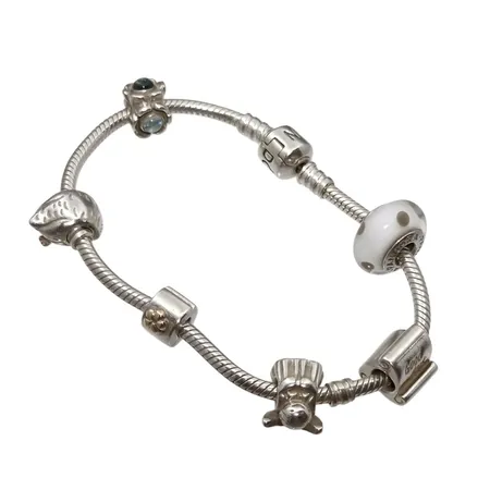 Armband PANDORA, silver 925/1000, ALE, 6 stycken berlocker/charms (samtliga stämplade ALE), längd 18,5 cm, länk Ø3 mm, berlocker med varierande mått, samtliga stenar utan anmärkning, fint använt skick  Vikt: 34,7 g