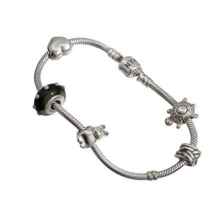 Armband PANDORA, silver 925/1000, ALE, 5 stycken berlocker/charms (samtliga stämplade ALE), längd 19 cm, länk Ø3 mm, berlocker med varierande mått, fint använt skick  Vikt: 29,6 g