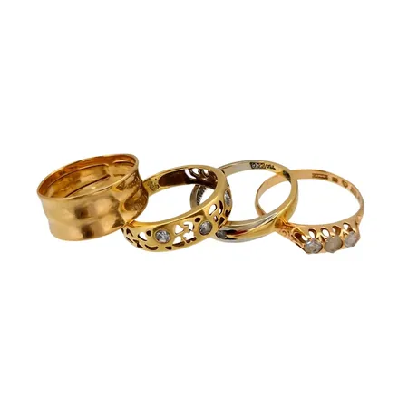 Ringar, 4 st, 18K guld, defekter, slitna stenar Vikt: 9,1 g