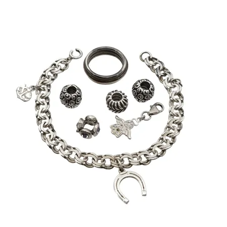 Silversmycken, Ring & Charms + Armband Bismarck, totalt 7 delar, silver, ring Ø17,0 mm, bredd 6,5 mm, en charm saknar en vit sten (Ängel), armband längd 18 cm, defekt lås  Vikt: 38,4 g